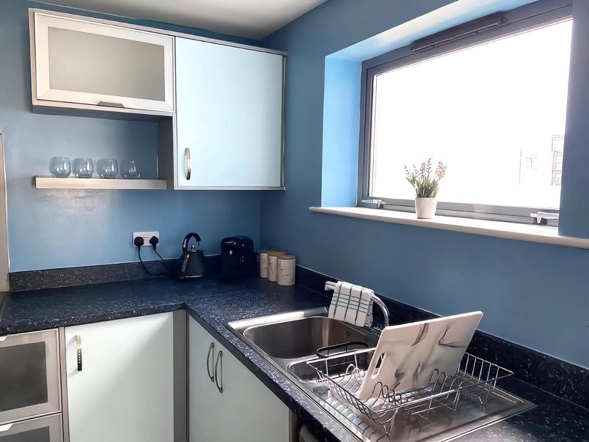 Lovely 2-Bedrooms Apartment Step To The Beach Суонзи Екстериор снимка